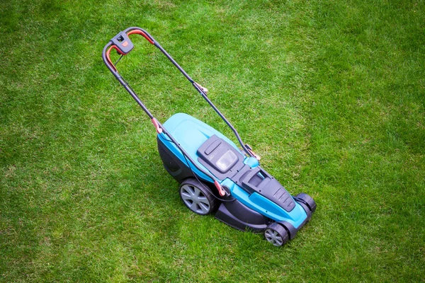 Tuingereedschap -Tuingereedschap depositphotos 48934689 stock photo blue lawn mower on green
